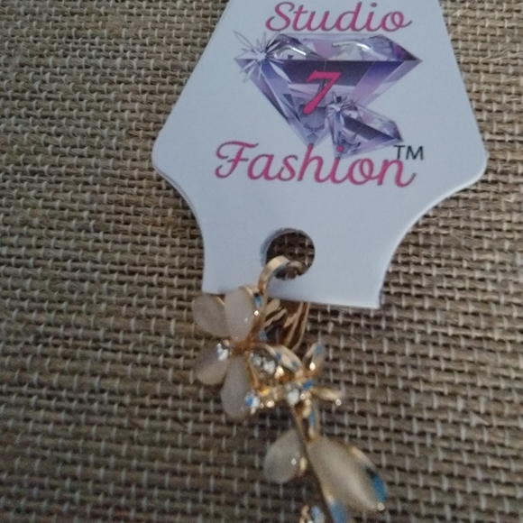 Floral Opalescent and Rhinestone Ear Cuff - Picture 2 of 3